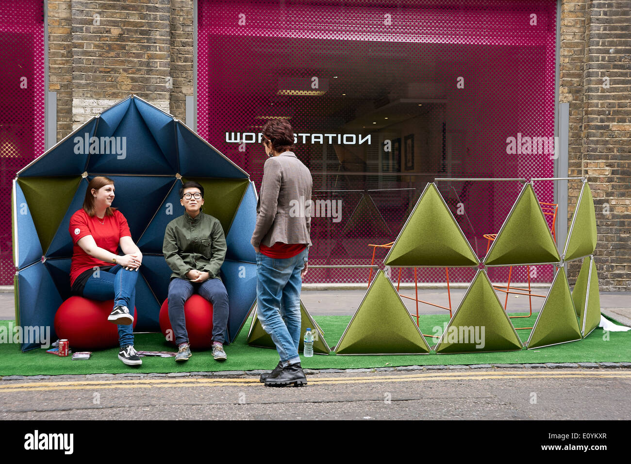 Gente disfrutando de muebles de diseño de la calle en Clerkenwell Design Week 2014, Londres Foto de stock