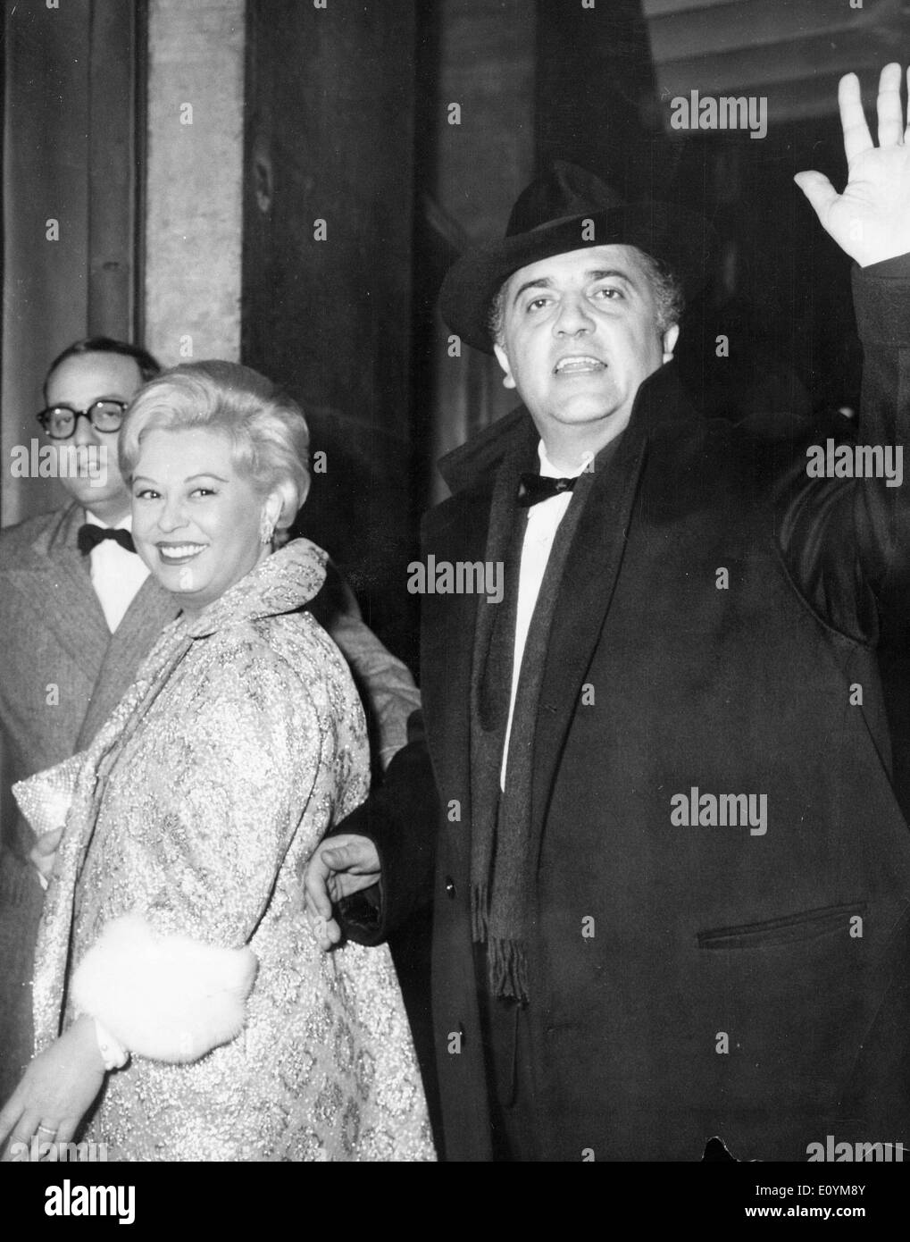Director Federico Fellini con su esposa Giulietta Foto de stock