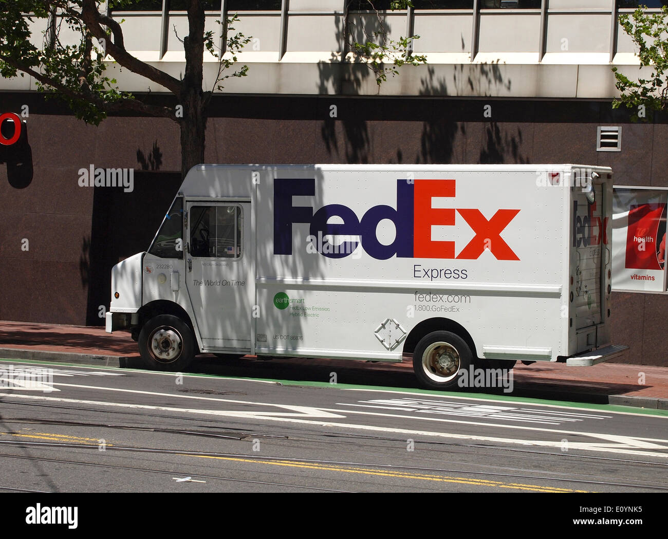 Camión híbrido de FedEx Foto de stock