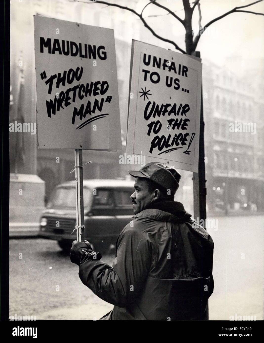 Marzo 08, 1971 - West Indian vigilia de protesta contra la Ley de inmigración.: miembros de la West Indian Conferencia Permanente hoy organizaron una vigilia de protesta en la oficina en casa, Whitehall, en contra de la Ley de inmigración del gobierno, que hoy tiene su segunda lectura en la Cámara de los Comunes. La foto muestra uno de los miembros de la vigilia con sus banners - fuera de la oficina en casa hoy. Foto de stock