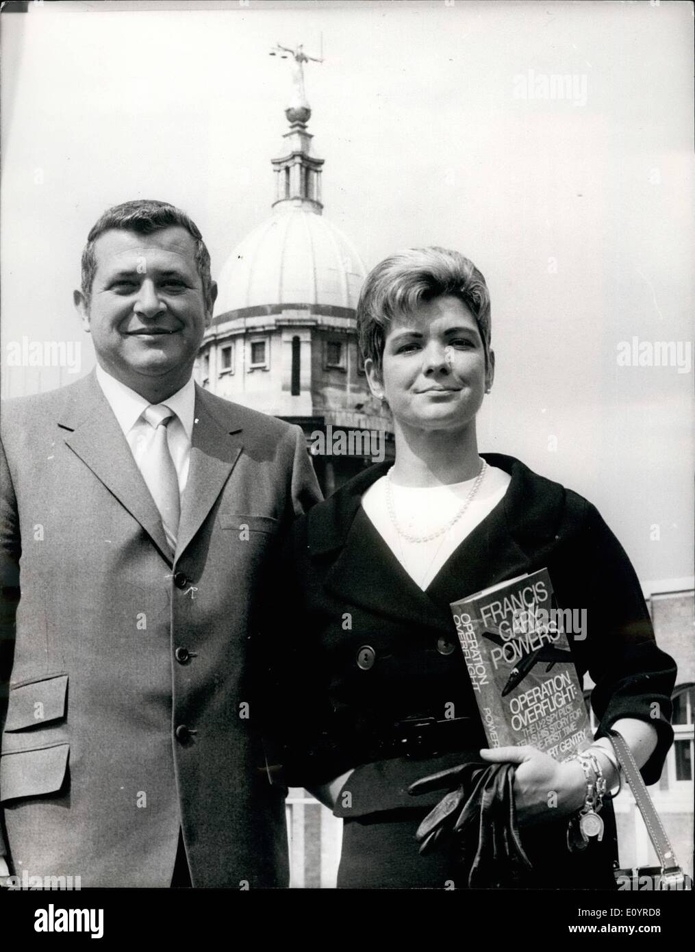 Abril 04 1971 U2 Pilot Gary Poderes En Londres Para La Publicacion De Su Libro Gary Powers 41 El Espia U2 Piloto Americano Derribado En Rusia En 1960 El Suicidio Como