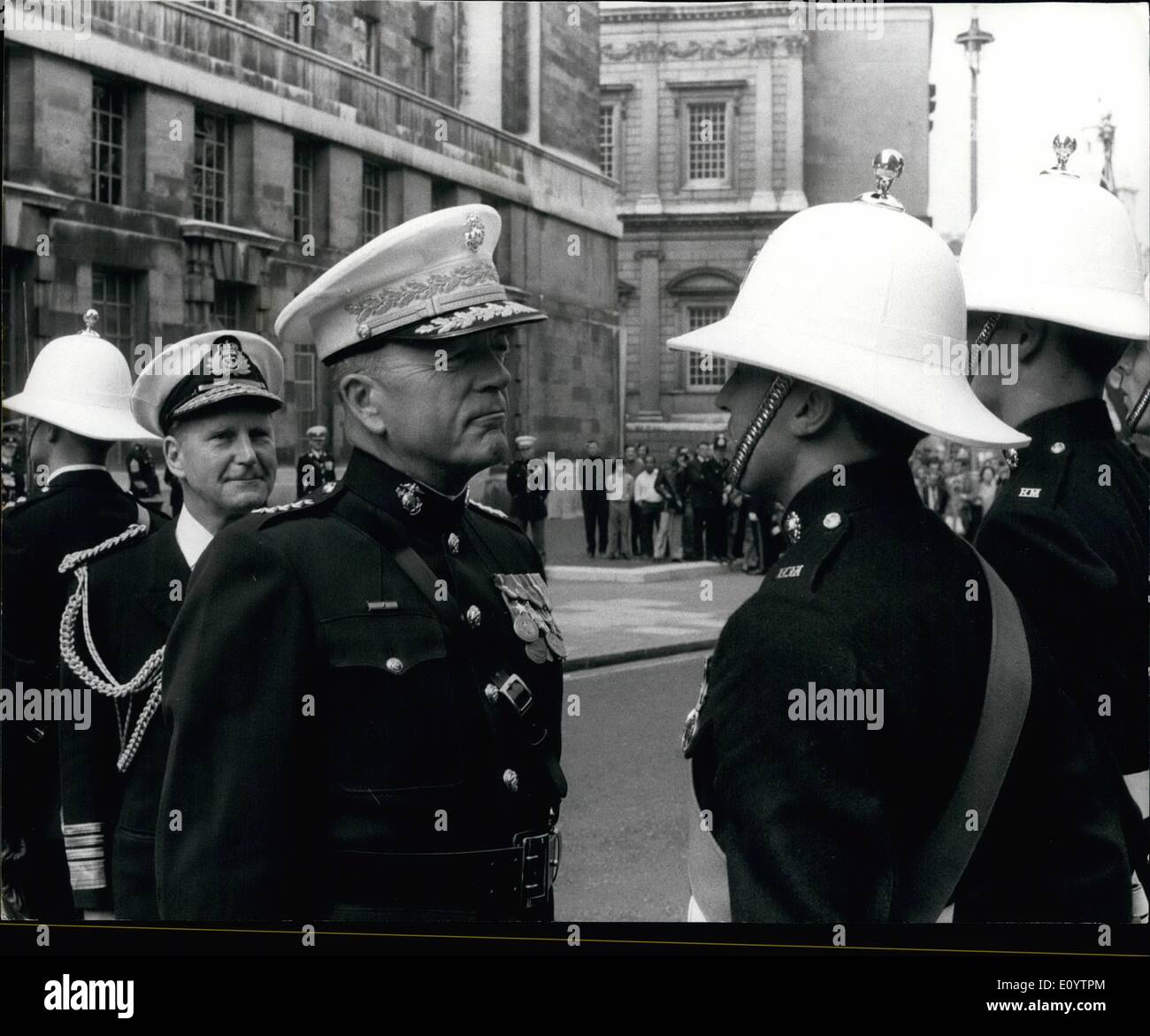 Jun 06, 1971 - El Royal Marine albergando a Jefe de infantería de EE.UU. General Leonard Chapman, de 57 años, comandante de la Infantería de Marina de los Estados Unidos, la inspección de una guardia de honor fuera la defensa Minitry en Whitehall yestersay durante su visita de cinco días a los Royal Marines, que comenzó el martes. Detrás de la Asamblea, cuyos dos hijos son oficiales de la Marina, el Almirante Sir Michael Polleck, de 54 años, jefe del personal naval y primer señor de mar. Mañana, Ge. Chapman es llamar en el Príncipe Felipe, Capitán General de los Royal Marines, en el Palacio de Buckingham Foto de stock