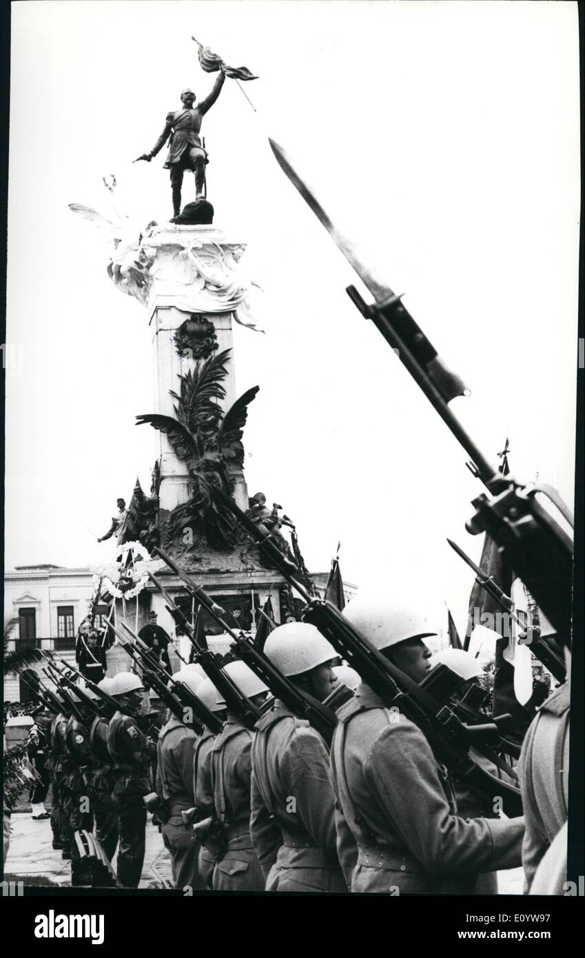 Jul 07, 1971 - Las tropas que desfilan ante el monumento al Coronel Francisco Bolognesi Cervantes, patrono del ejército - peruana. Foto de stock