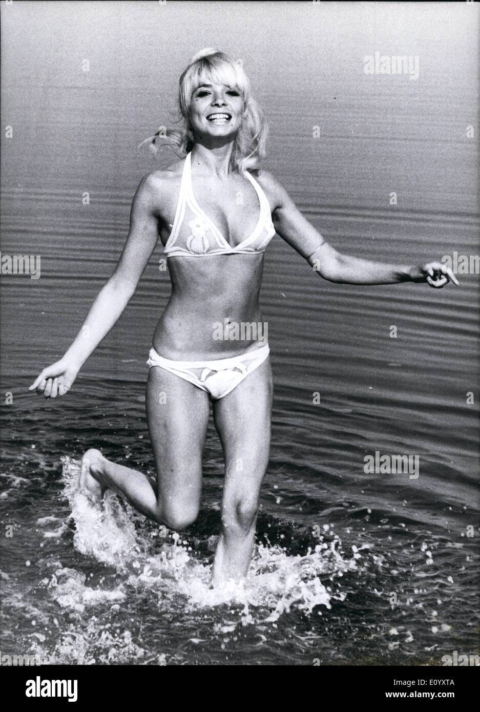 El 10 de octubre, 1971 - especialmente ''bastante crab''. se muestra en esta foto! Es Ingrid Steeger, ocupado y modelo más conocido como ''textil-free'' la actriz. En el momento en que el firl de Berlín tiene una razón especial para ser feliz: en su novena película que se está rodando en Sylt ahora ella consiguió el primer papel principal. "Onu, Sylt y bastante ladilla'' es una comedia producida por Jerry Macc. Foto de stock