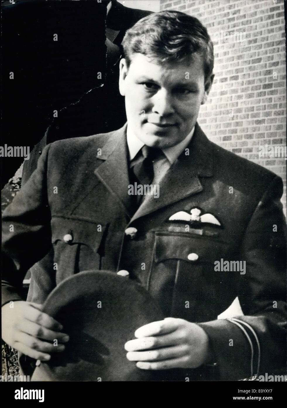 El 10 de octubre, 1971 - R.A.F. ''Desiertas oficial para volar misiones de misericordia''.: Vuelo Teniente Terence Peet desrted como un piloto de la RAF de seis años de edad para volar misiones de misericordia en África y salvado cientos de vidas, se dijo ayer en su corte marcial en Innesworth, Gleucestershire. El Teniente de Vuelo Peet, de 36 años, quien se declaró culpable de desertar en 1965 de la RAF, Shrepshire ternhill, escribió Foto de stock