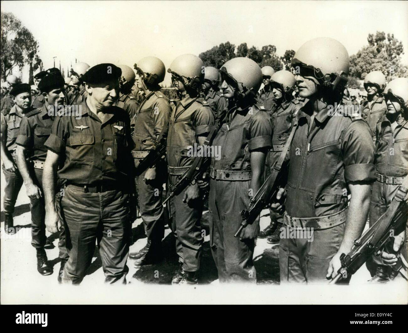 El 30 de octubre, 1971 - El Teniente General Israelita Haim Bar-Lev pasa tropas Foto de stock