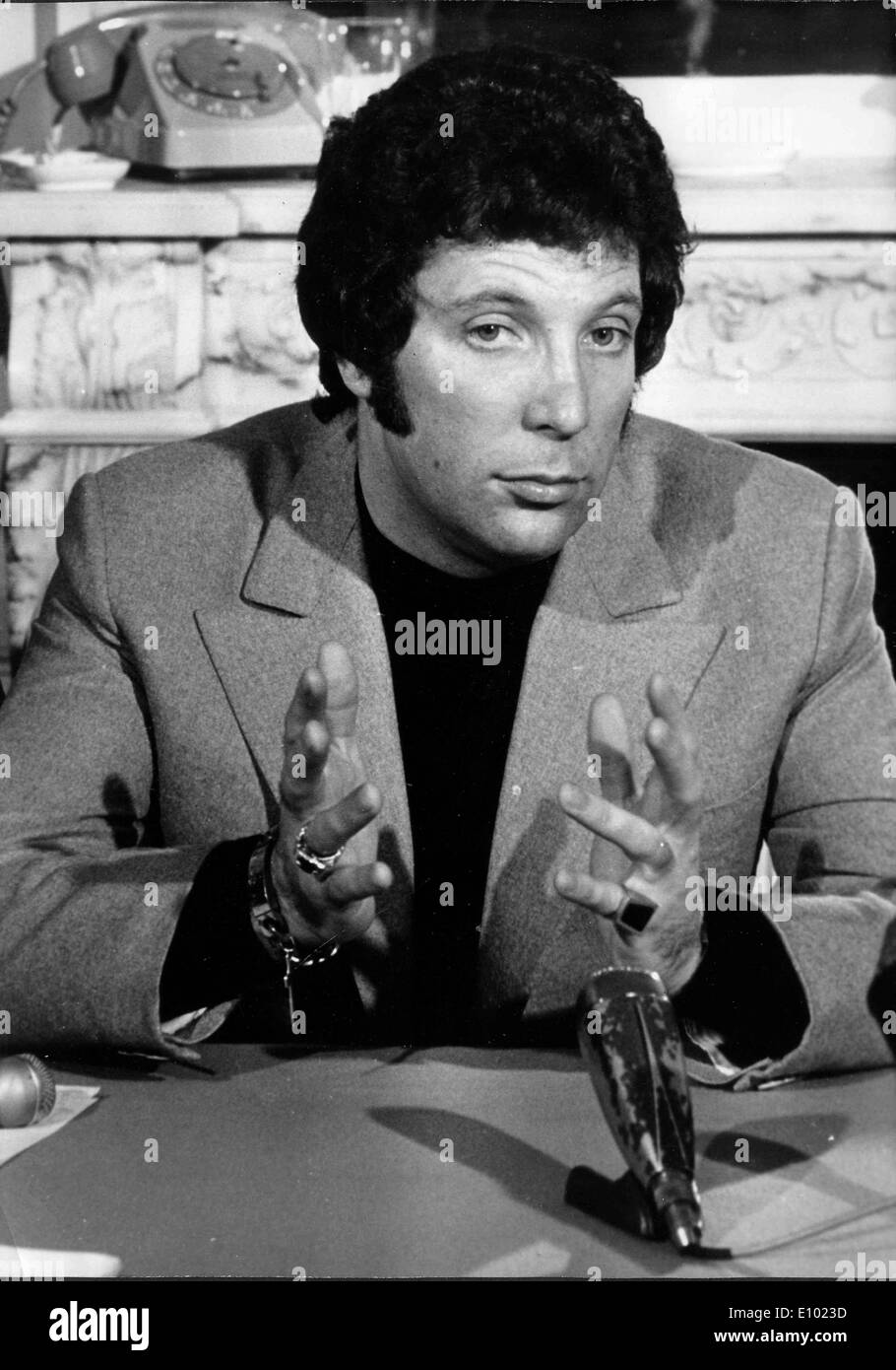 El cantante Tom Jones en una conferencia de prensa Foto de stock