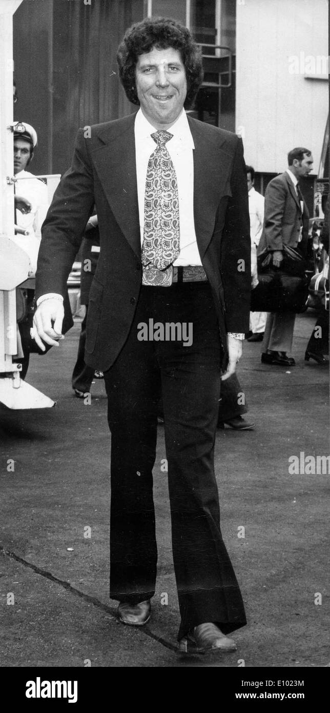 El cantante Tom Jones llega al aeropuerto de Heathrow Foto de stock