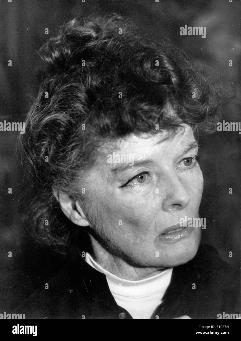 Actriz Katharine Hepburn conversaciones en conferencia de prensa Foto de stock