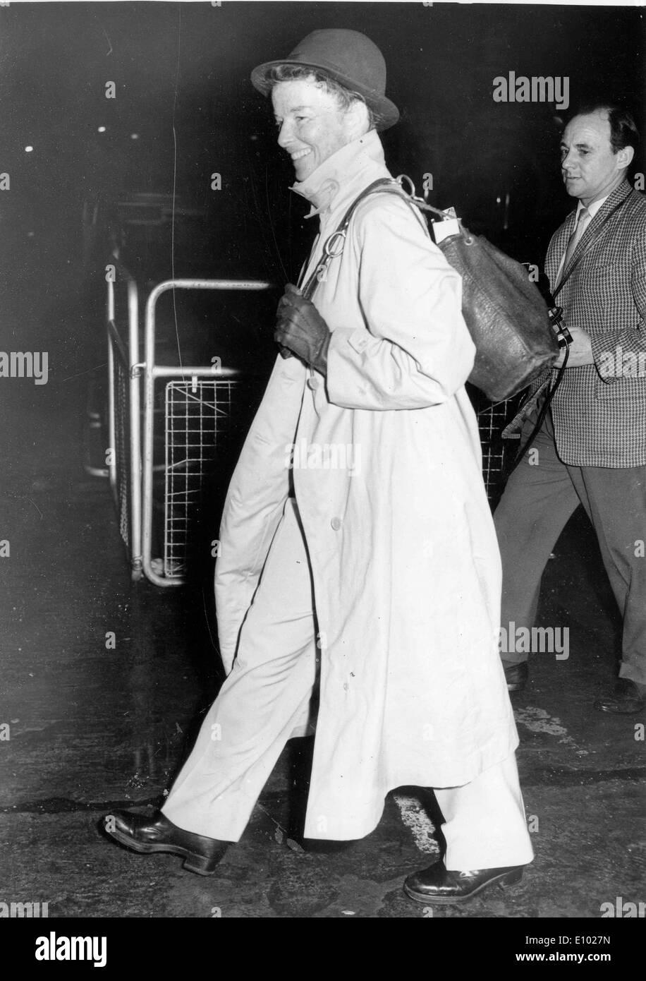 Actriz Katharine Hepburn llega a Londres Foto de stock