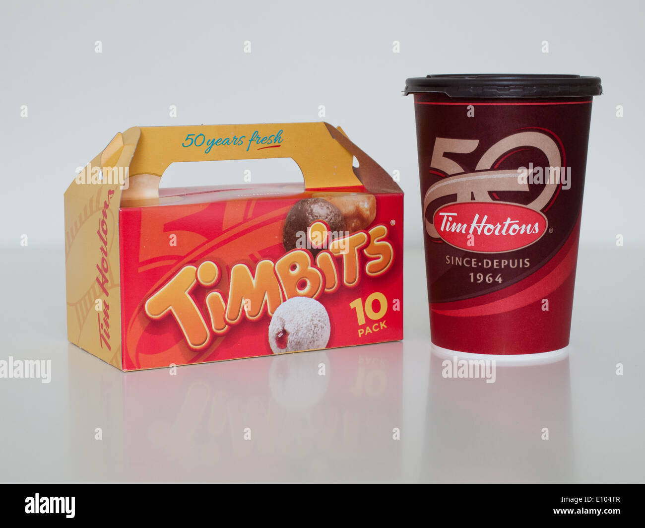 Una taza de café de Tim Hortons y Timbits (agujeros de donut, donut orificios). Canadá. Foto de stock