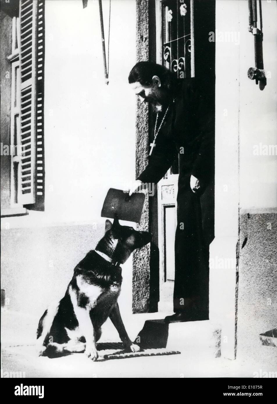 Febrero 02, 1970 - Refugiados zarista ' Comunidad, Luserna [cerca de Turín, Italia] foto muestra el Padre Victor Ilienko que vienen de Roma para celebrar el religioso riter. Foto de stock