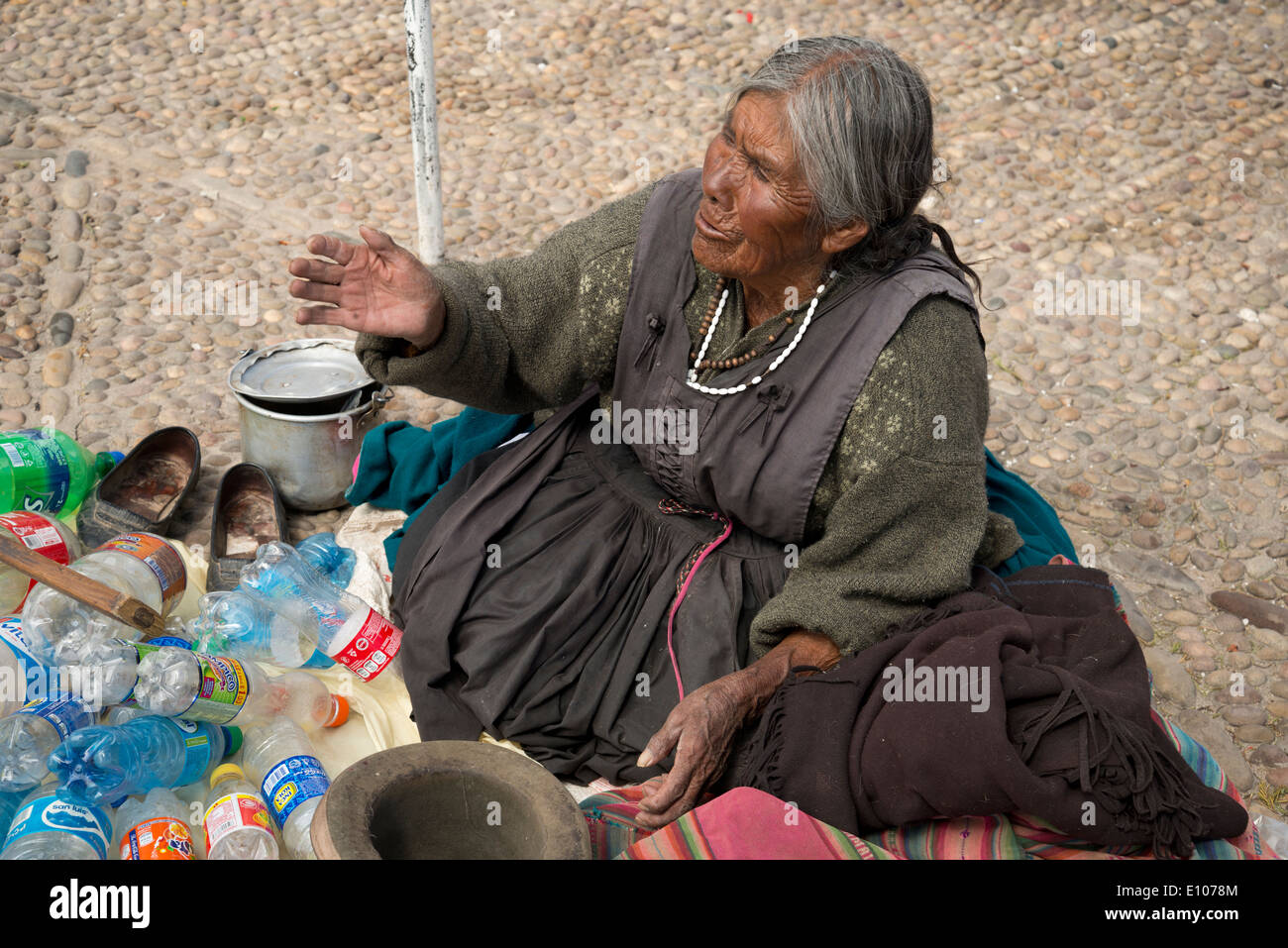 Mujer Boliviana pidiendo botellas de plástico, reciclar a cambio de dinero. Foto de stock