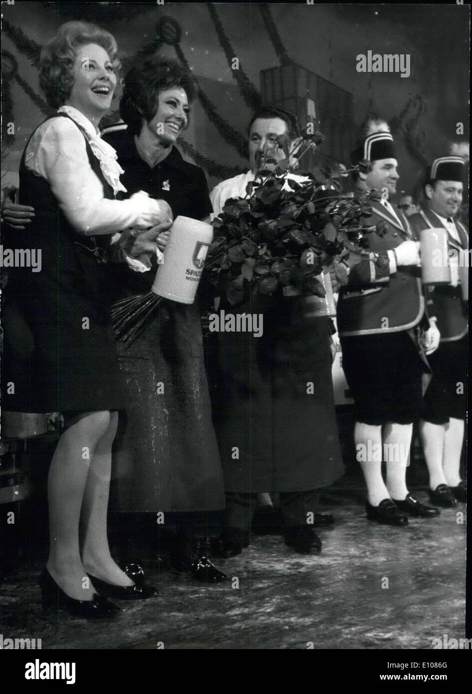 El 25 de febrero, 1970 - algo fuera de su negocio ? Fue Caterina Valente, el famoso show star, cuando ella golpea un barril de cerveza en la Foto de stock