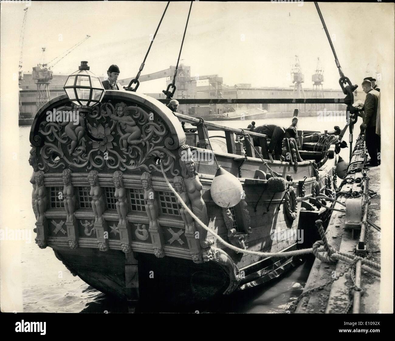 Marzo 03, 1970 - Conmemoración travesía del Atlántico para la réplica exacta de la ''Nonsuch'': La réplica exacta del siglo xvii de ketch ''Nonsuch'' fue cargado a bordo de la ciudad de Bristol en Avonmouth Docks, Bristol, hoy para navegar a través del Atlántico para conmemorar el 300º aniversario de la Bahía de Hudson Trading Company. El original Nonsuch navegó a Canadá en 1670 y en 1671 regresó a Inglaterra con la primera remesa de pieles de la compañía de la Bahía de Hudson Foto de stock