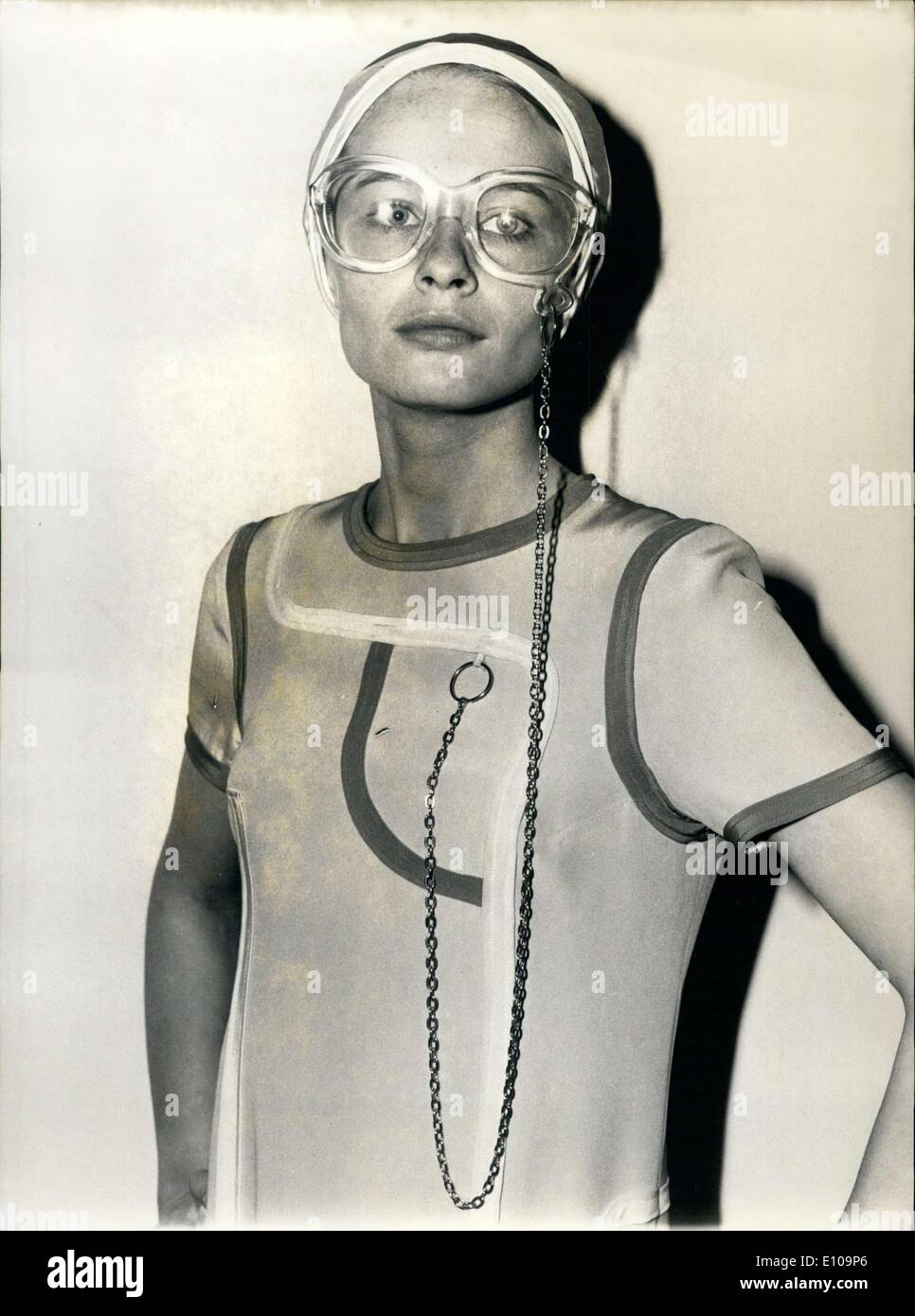 Marzo 23, 1970 - Un nuevo accesorio de moda para sus gafas de Louis Feraud Foto de stock