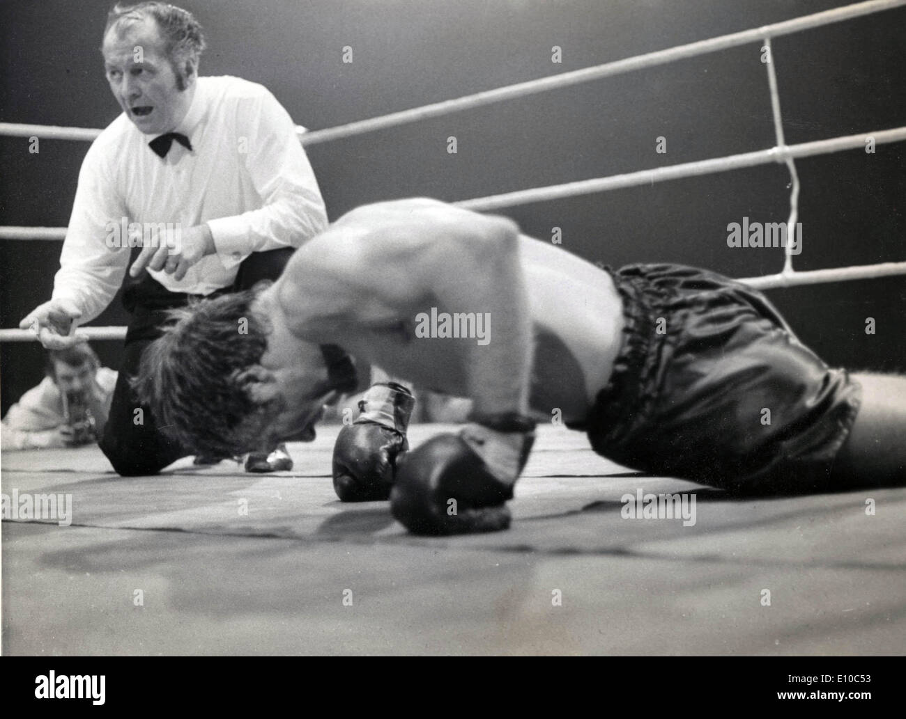 El campeón de boxeo de peso welter José Nápoles luchando contra el contendiente británico Ralph Charles en el Empire Pool de Wembley. Foto de stock
