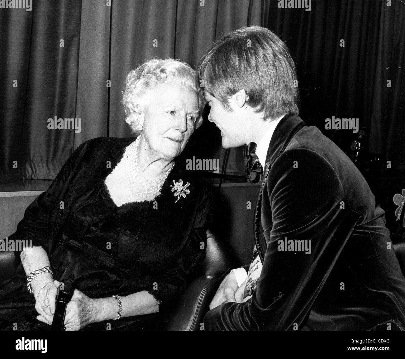 Lady Clementine Churchill chats en 'jóvenes' Winston Foto de stock