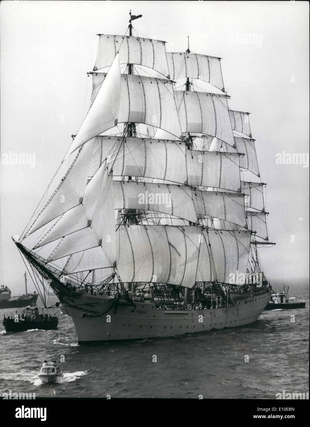 Agosto 08, 1972 - Los barcos parten desde el Solent en la Tall Ships Race.: Uno de los mayores buques que partió desde el Solent hoy en la Tall Ships Race desde el Solent a la Skaw, Jutlandia,fue el 'Dar Pomorza', de Polonia. Foto de stock