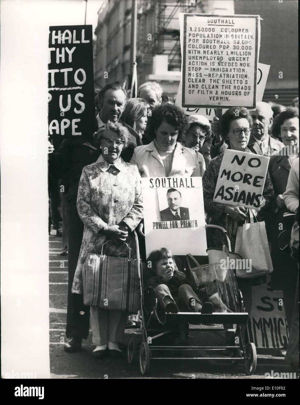 Septiembre 09, 1972 - Asia Anti-Ugandan Marzo en Londres: Los miembros de la Asociación de control de inmigración anti-asiáticos ugandeses, participaron en una marcha de protesta desde Victoria hasta Hyde Park, pasando por la casa del Sr. Enoch Powell, Downing St, y el Palacio de Buckingham, eran notas de protesta fueron entregadas. La foto muestra algunos de los manifestantes con sus plackards y un niño pequeño en un cochecito antes del inicio de la marcha desde Victoria. Foto de stock
