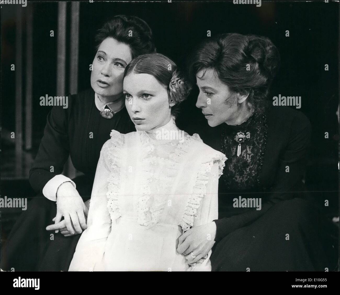 Las tres hermanas teatro fotografías e imágenes de alta resolución - Alamy