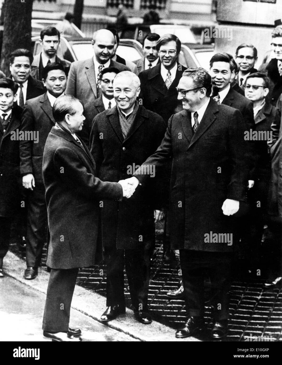 Estados Unidos y Vietnam firman acuerdo de cesación del fuego, poner fin a la guerra y los militares de EE.UU. mayor proyecto - Henry Kissinger y Le Duc Tho Foto de stock