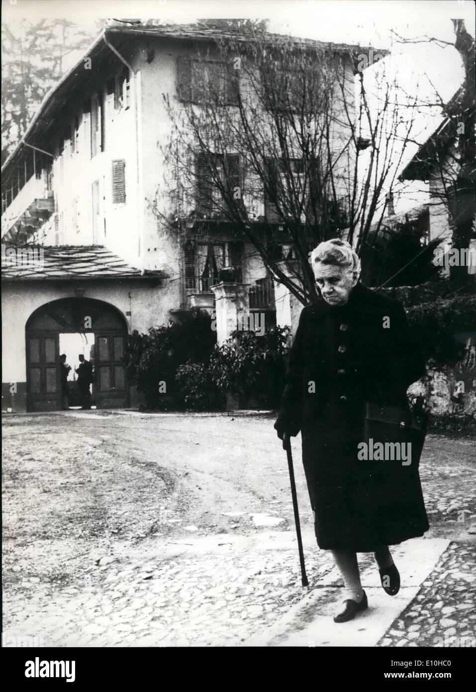 Febrero 02, 1973 - comunidad de refugiados zarista, Luserna (cerca de Turín, Italia). La foto muestra Maria Yookowsea, 89, dejando ''Villa Olanda' Foto de stock