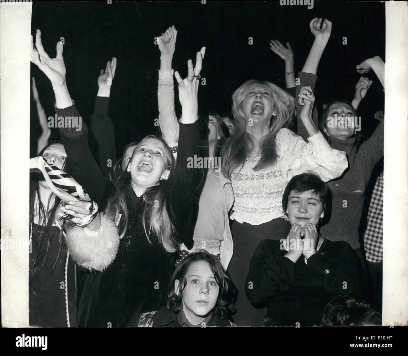 Marzo 03, 1973 - David Cassidy da concierto en Wembley: Miles de fans gritando, convirtió anoche el concierto dado por los 22 años de la estrella del pop estadounidense David Cassidy , en el Empire Pool, Wembley. La foto muestra los gritos de los fans ilustra a la última noche de concierto en el Empire Pool, Wembly. Foto de stock