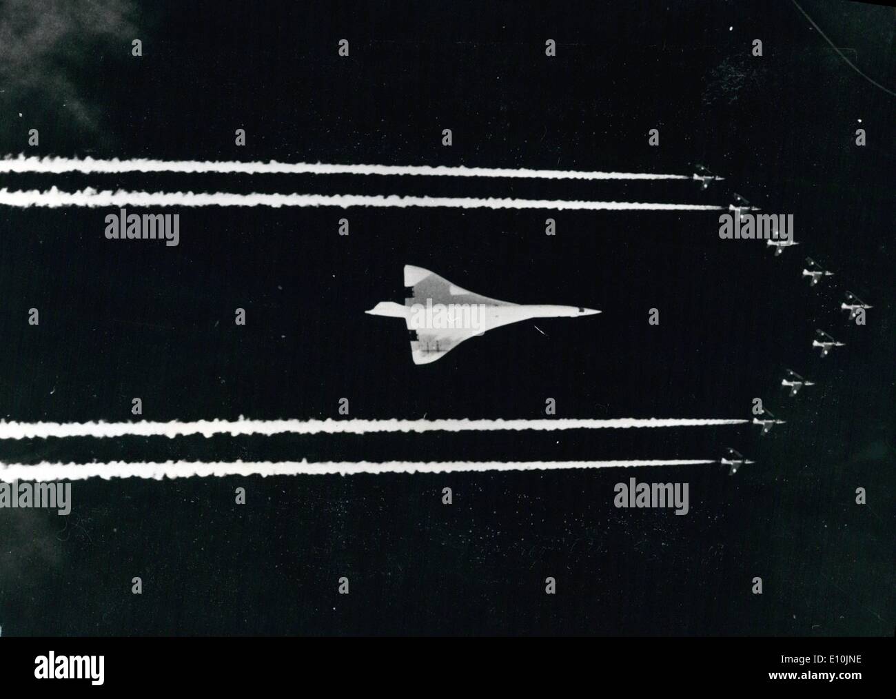 Abril 04, 1973 - El French-Assembled Concorde 01 obtiene una escolta de Flechas rojas muestra Foto:- El francés-ensambladas Concorde 01 escoltado por las flechas rojas, el R.A.F.'s premi&egrave;re equipo acrobático, en una formación apropiada a través de los Cotswolds, a una altura de 6.000 pies. Las flechas rojas están volando el Gnat T Mark 1 aviones que se utilizará en la muestra durante todo el verano. Foto de stock