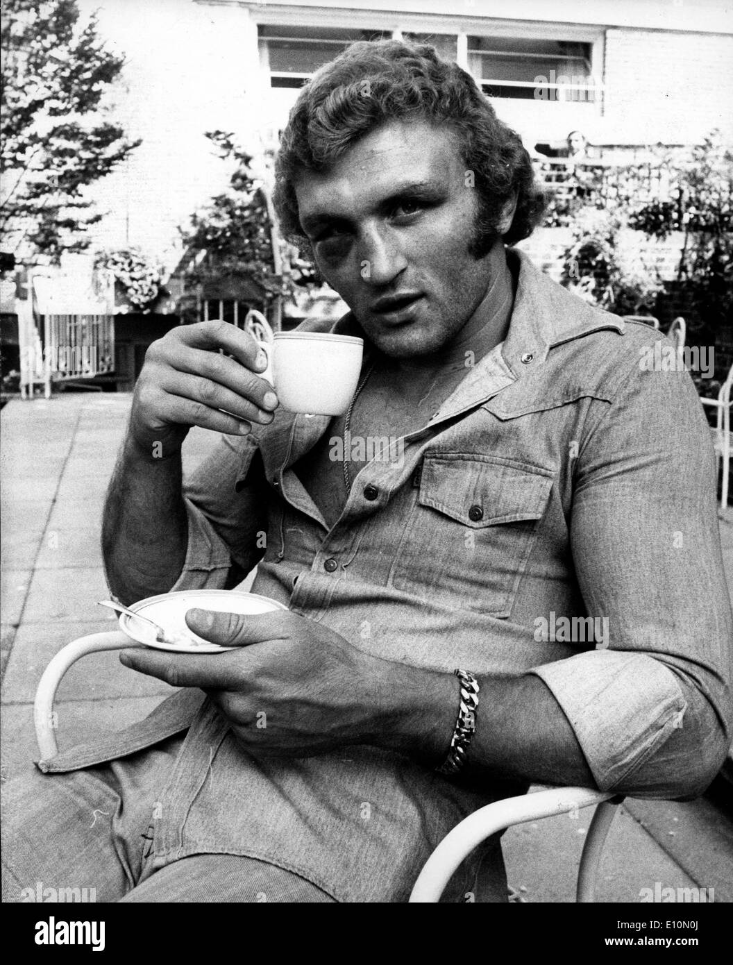 JOE BUGNER el British European Campeón de Peso Pesado disfrutando de una taza de té en el Kensington Close Hotel Foto de stock