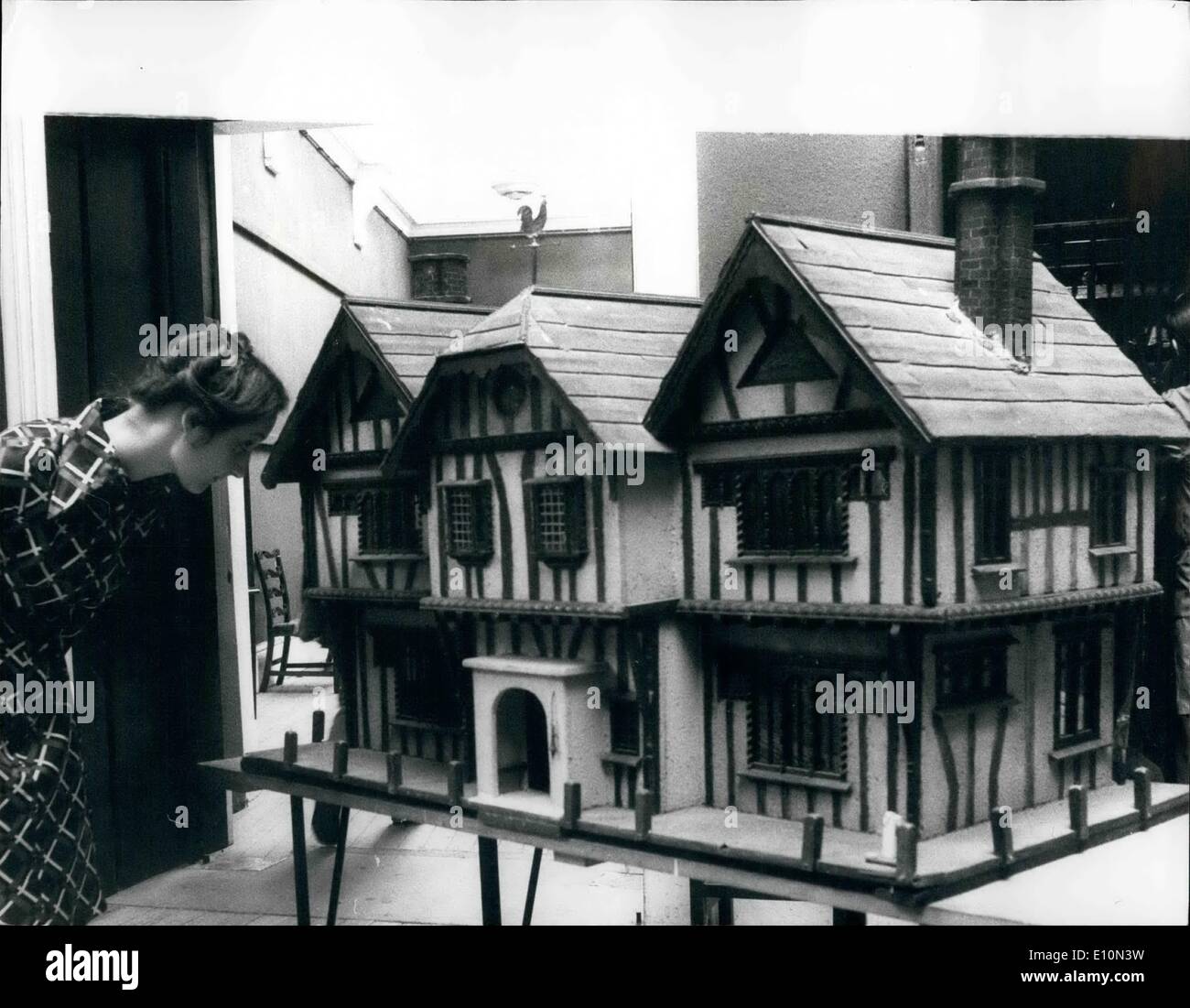 Agosto 08, 1973 - hecha a mano la casa de muñecas forma Sir Winston  Churchill's de cajas de cigarros vendidos en Sotheby's para &pound;110:  hecha a mano Fotografía de stock - Alamy