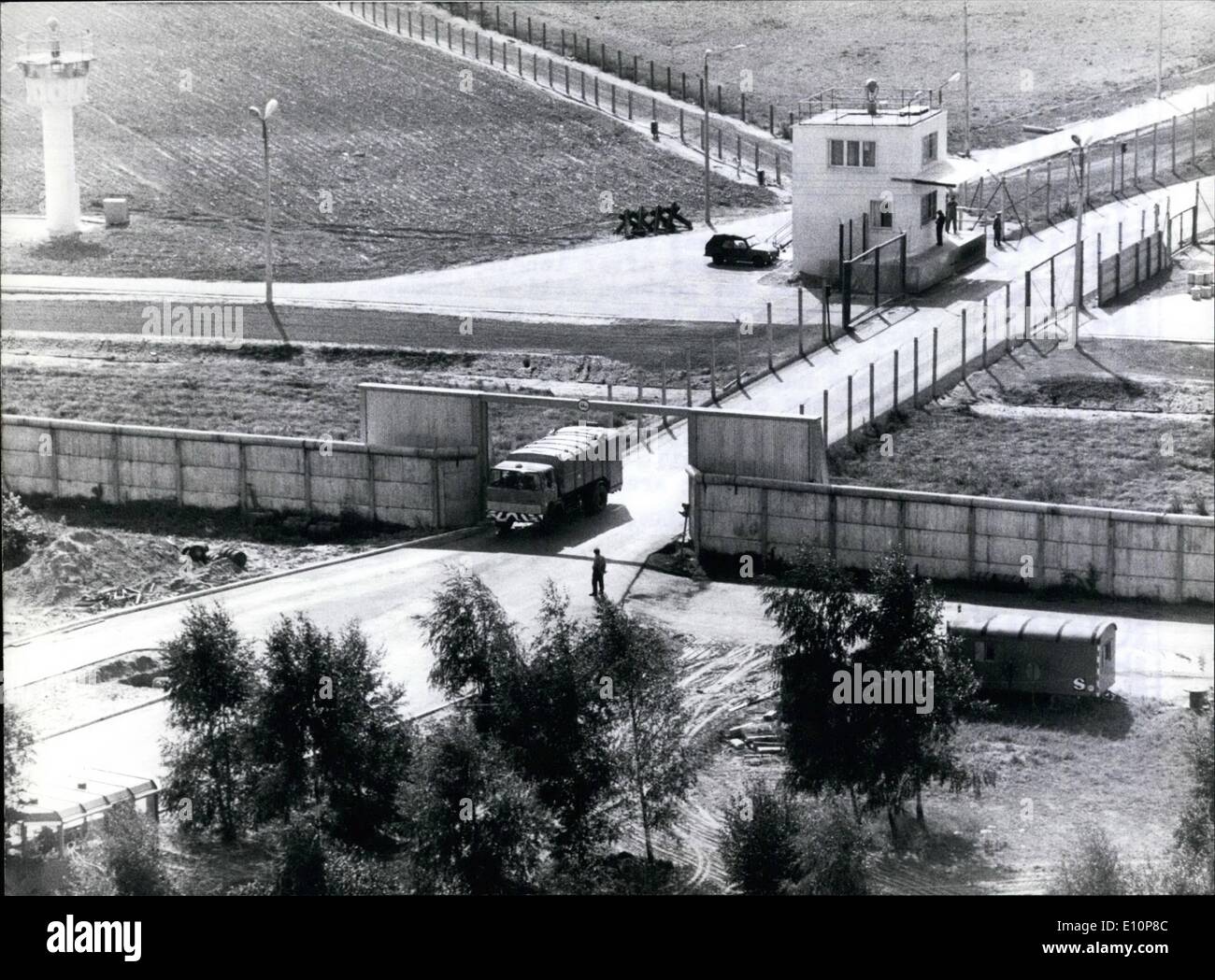 Septiembre 09, 1973 - El muro de Berlín se abre para Berlín Oeste carros de polvo sobre el 10 de septiembre, 1973 el primer polvo de Berlín oeste-carts fueron permitidos Foto de stock