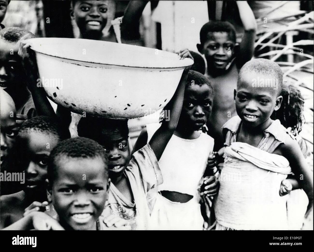 Septiembre 20, 1973 - Sept.20th, 1973 Día Mundial de la infancia: Como en años anteriores, Alemania conmemora en esta fecha el Día Mundial de la infancia. El lema de este año es: ''parques infantiles - dumping lots?'' se señala que los niños de países subdesarrollados, sufren la miseria y la malnutrición - causado por las condiciones sociales y económicas en sus países de origen, también debería tener el derecho a jugar y obtener una buena educación que les preparará para su vida futura. Para ayudar a estos niños UNICEF fue fundado en 1946 Foto de stock