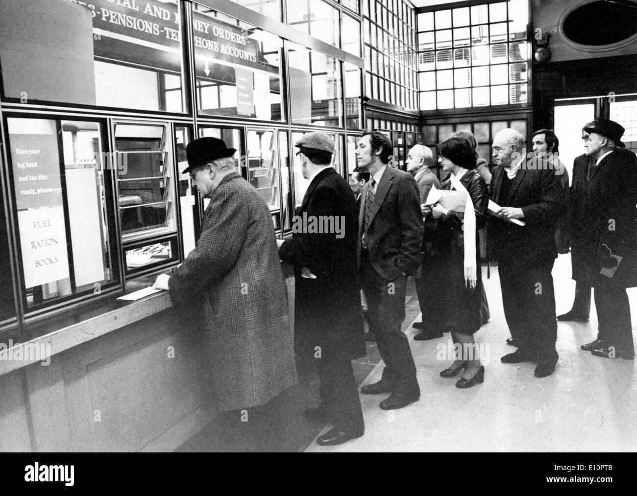 Crisis del petróleo de 1973 - Personas de pie en una línea para adquirir tarjetas de racionamiento de aceite Foto de stock