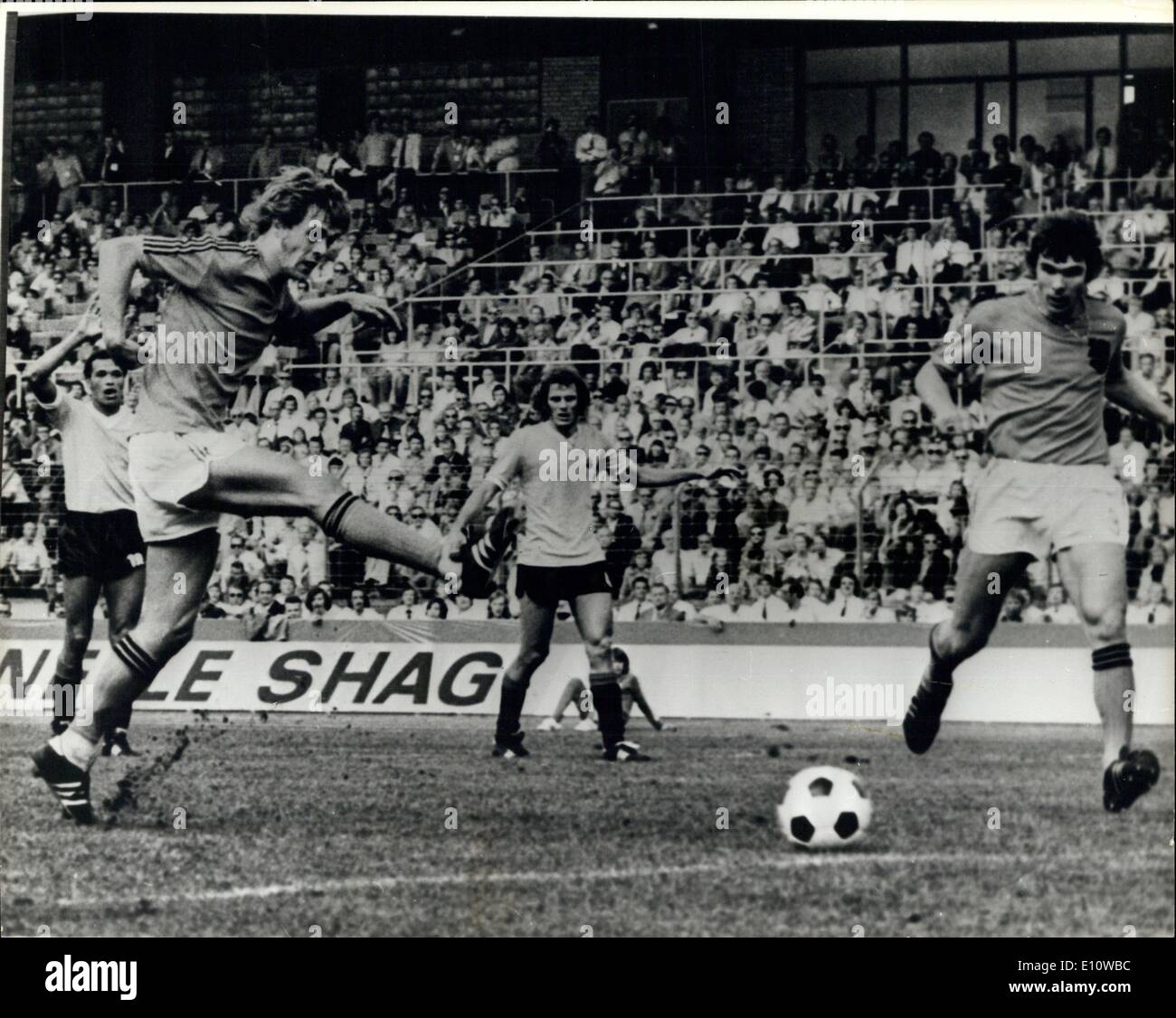 Jun 19, 1974 - Copa Mundial de Fútbol de Alemania. Holland beat Uruguay 2-0. Foto: Johnny Rep (izquierda) visto gol de Holanda durante su victoria de 2-0 sobre Uruguay, en el partido de la Copa del Mundo el sábado. H/Keystone Foto de stock