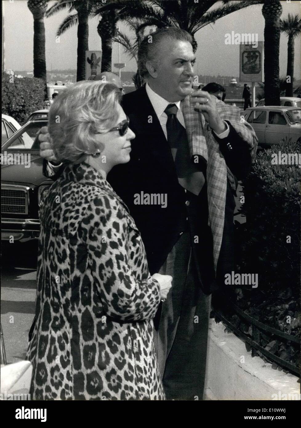 Mayo 05, 1974 - Festival de Cannes: Abre el Festival Anual de Cine abrió en Cannes Riviera francesa, ayer. La foto muestra Frederico Fellini fotografiado junto a su esposa, la actriz italiana Guiletta Massina. ''La película de Federico Fellini Amarcord'' fue el primero que se muestra en la apertura de la noche. Foto de stock