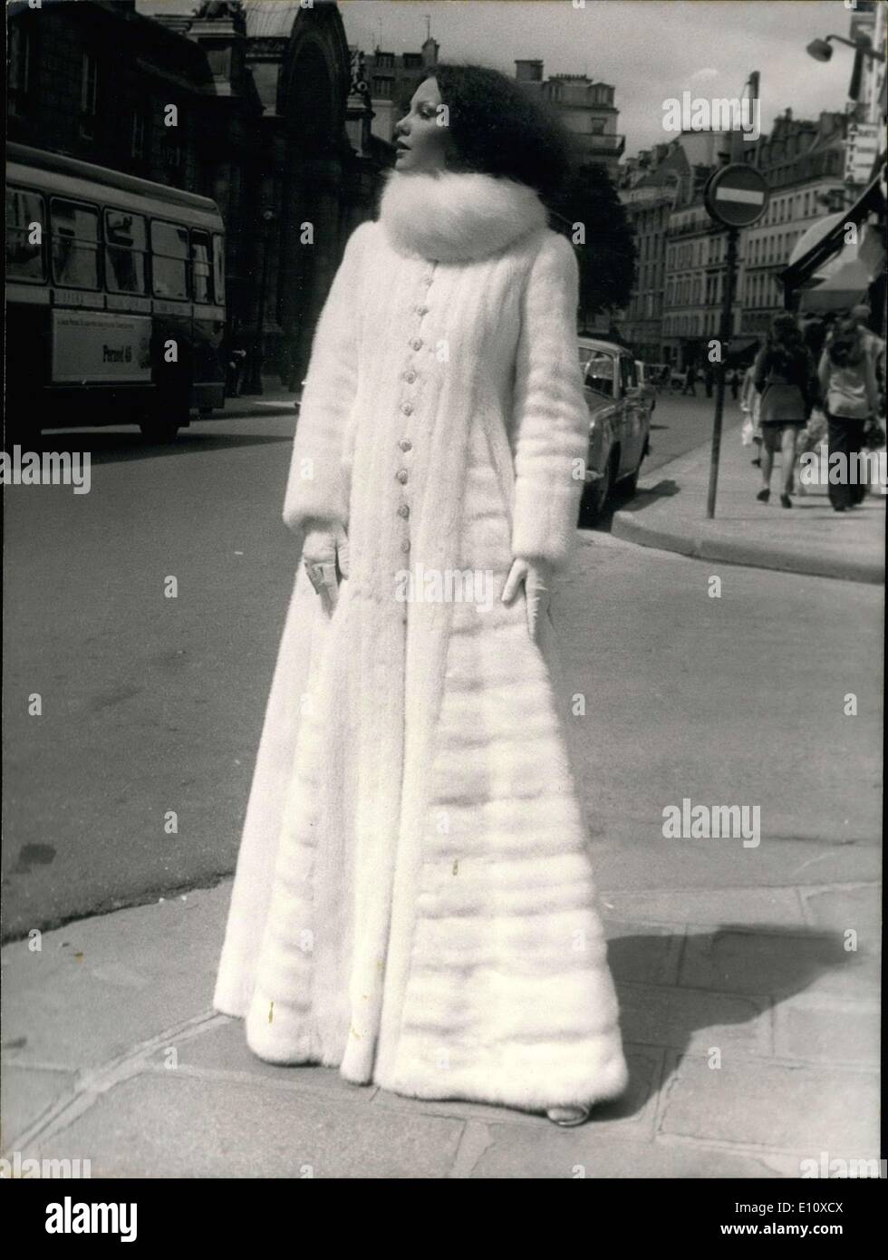 Jul 25, 1974 - Castillo encuentra elegancia perfecta combinación de lujo y  practicidad. Foto: Un abrigo de visón blanco de la novia diseñado desde un  dibujo por Dominique Toubeix Fotografía de stock - Alamy