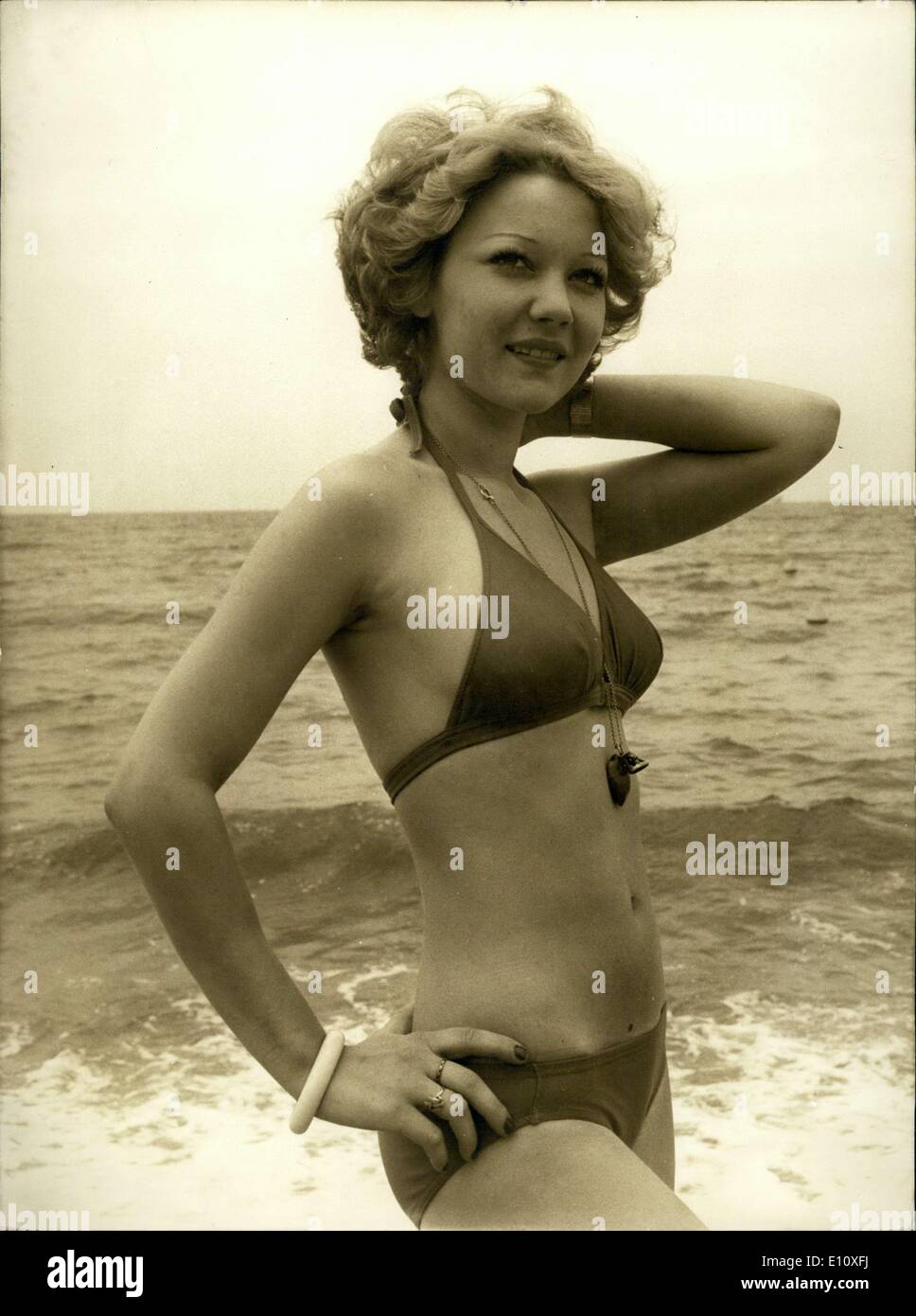 Mayo 11, 1974 - La actriz francesa Martine Stedile Festival de Cannes Beach  Fotografía de stock - Alamy