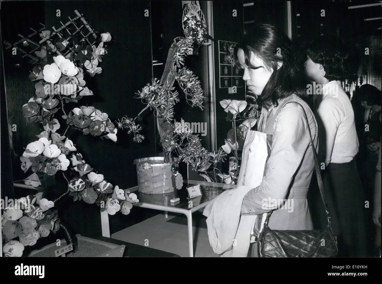 El 10 de octubre, 1974 - flores y árboles de los paquetes de cigarrillos vacíos. Flores y árboles artificiales hechas con los paquetes de cigarrillos vacíos, están siendo exhibidos en el hall de la estación de Shinjuku en Tokio. Aparte de la novedad, y el uso de materiales de desecho, puede animar a la gente a hacer decoraciones similares, en lugar de arrojar paquetes vacíos lejos añadiendo a los problemas de contaminación de la ciudad. Foto: L A R: Un ciruelo en flor, y un pino entre el paquete de cigarrillos exposiciones. Foto de stock