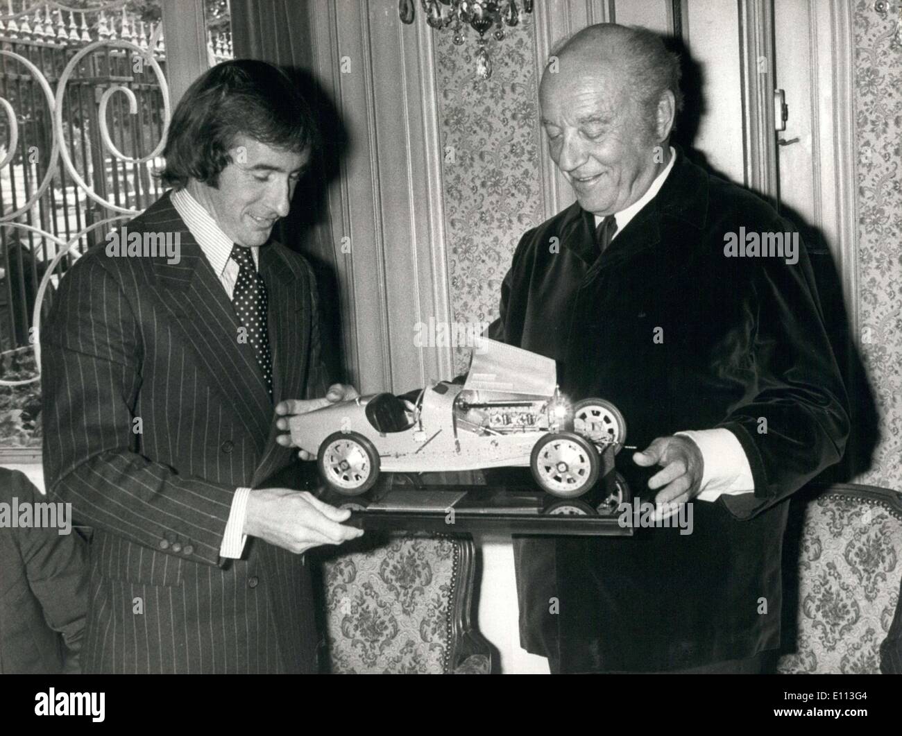 Septiembre 28, 1975 - Aquí está la de whisky, ganador del premio de la Academia Jackie Stewart recibiendo su premio de Barón Philippe de Rothschild Foto de stock