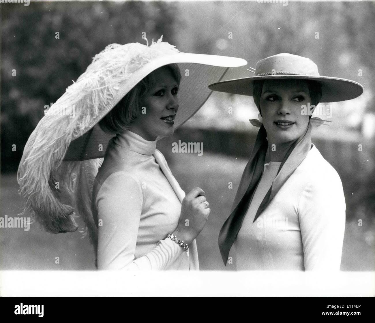 El 11 de noviembre de 1975, la proyección de la primavera los sombreros por el Gremio de sombrerería en el Hyde Park Hotel: foto muestra el modelo Mitch Marsac izquierda Foto de stock