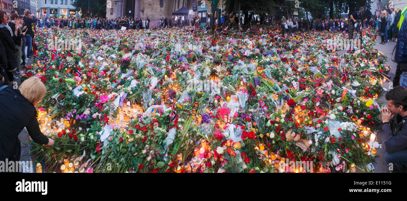 Homenajes florales fuera de la catedral de Oslo después de la matanza perpetrada por Anders Breivik el 22 de julio de 2011, Noruega Foto de stock