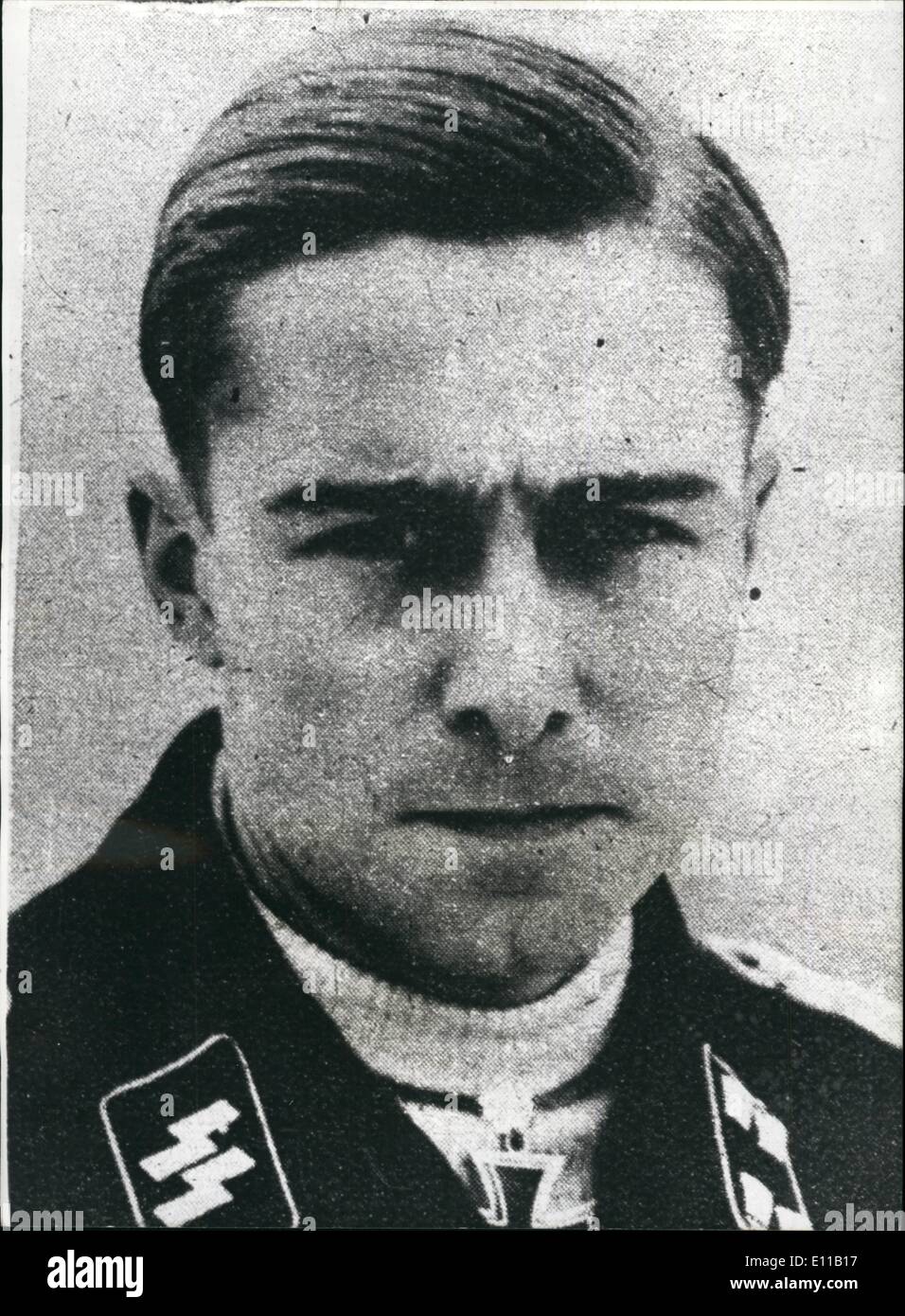 07 de julio de 1976 - ex Guerra Nazi muere un criminal en la casa Fuego: Joachim Pei, un ex coronel de las SS, se cree que han muerto cuando su casa en Traves, en el departamento de Haute Saone de Francia, fue incendiada el martes por la noche por un grupo desconocido. Al final de la guerra Peiper fue acusado de haber tenido 71 prisioneros de guerra estadounidenses fusilados durante la batalla de las Ardenas en 1944 y fue condenado a muerte por un tribunal militar estadounidense en Dachau, Su sentencia fue conmutada posteriormente por cadena perpetua, pero fue puesto en libertad en 1957 Foto de stock