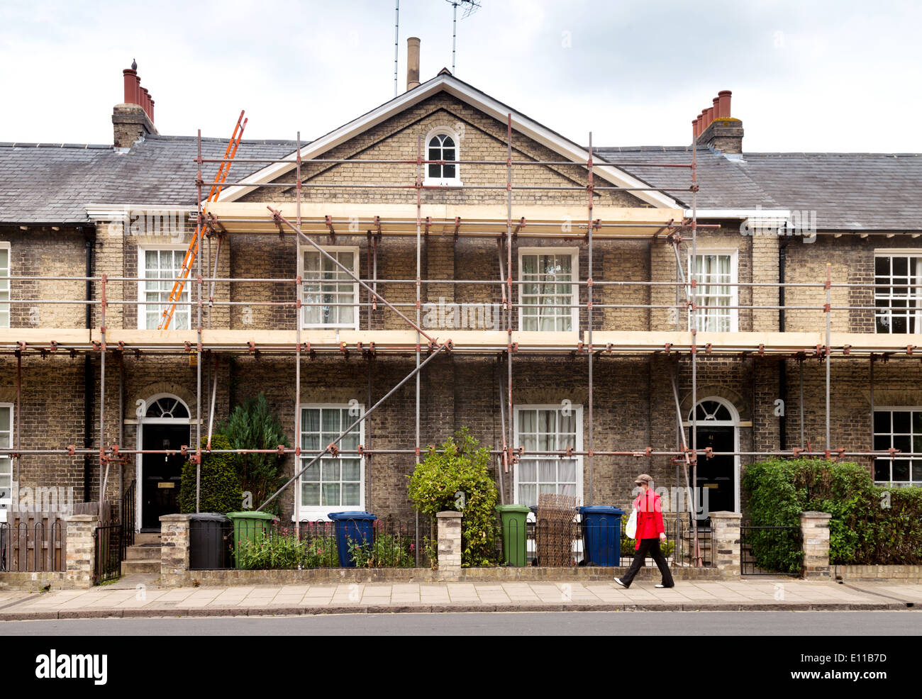 Una hilera de casas adosadas con andamiaje para reparaciones / renovación, Cambridge, Inglaterra Foto de stock