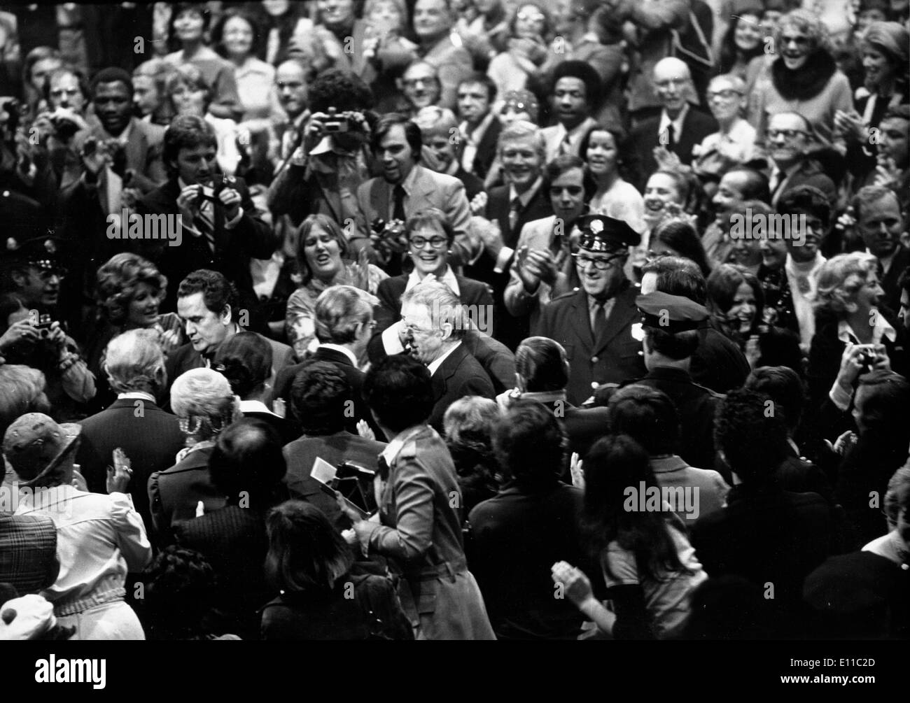 El cantante Frank Sinatra, rodeado por multitud Foto de stock