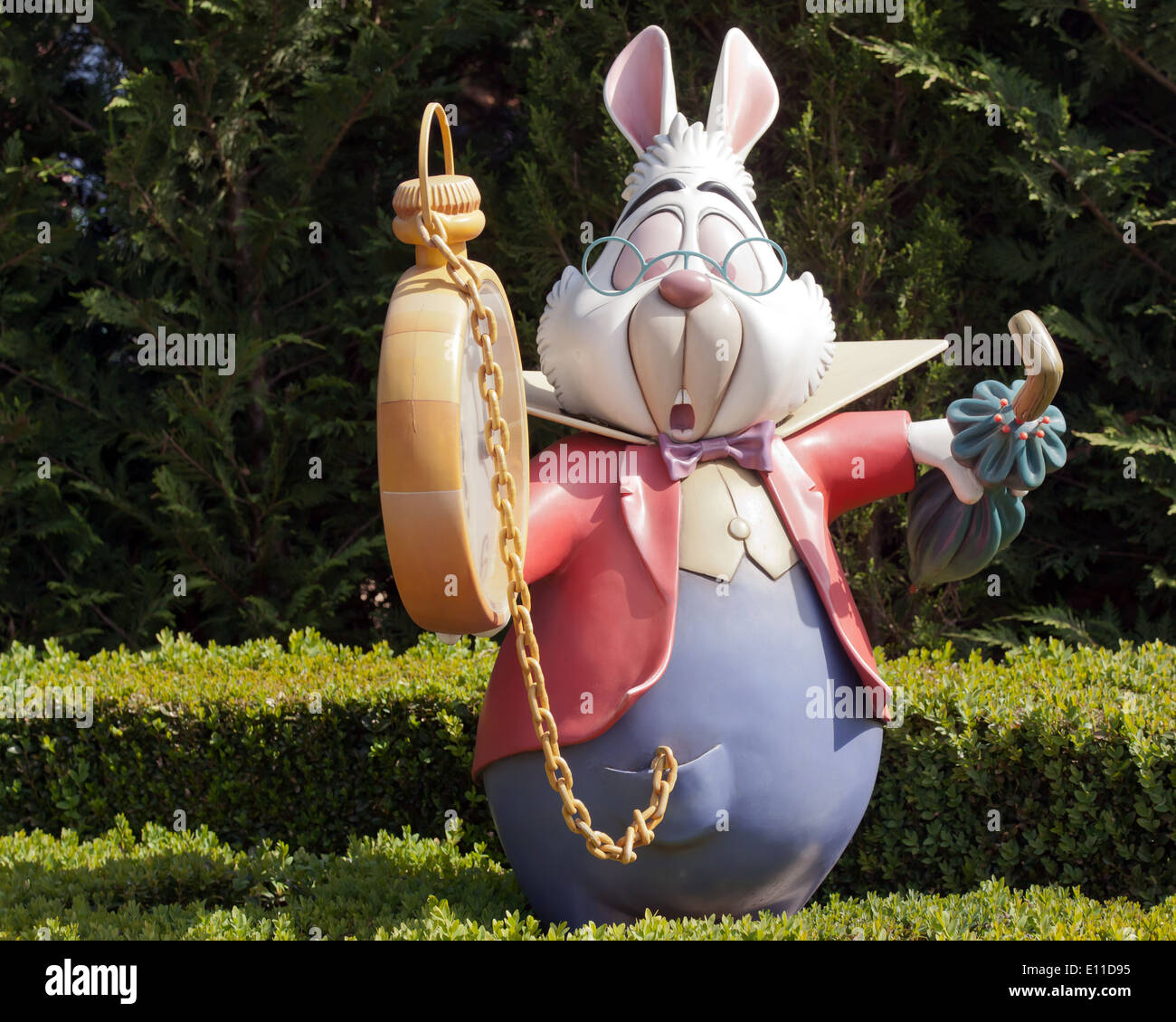 Un modelo de el conejo blanco de Alice's Adventures in Wonderland, en Alicia en el curioso laberinto, Disneyland París. Foto de stock