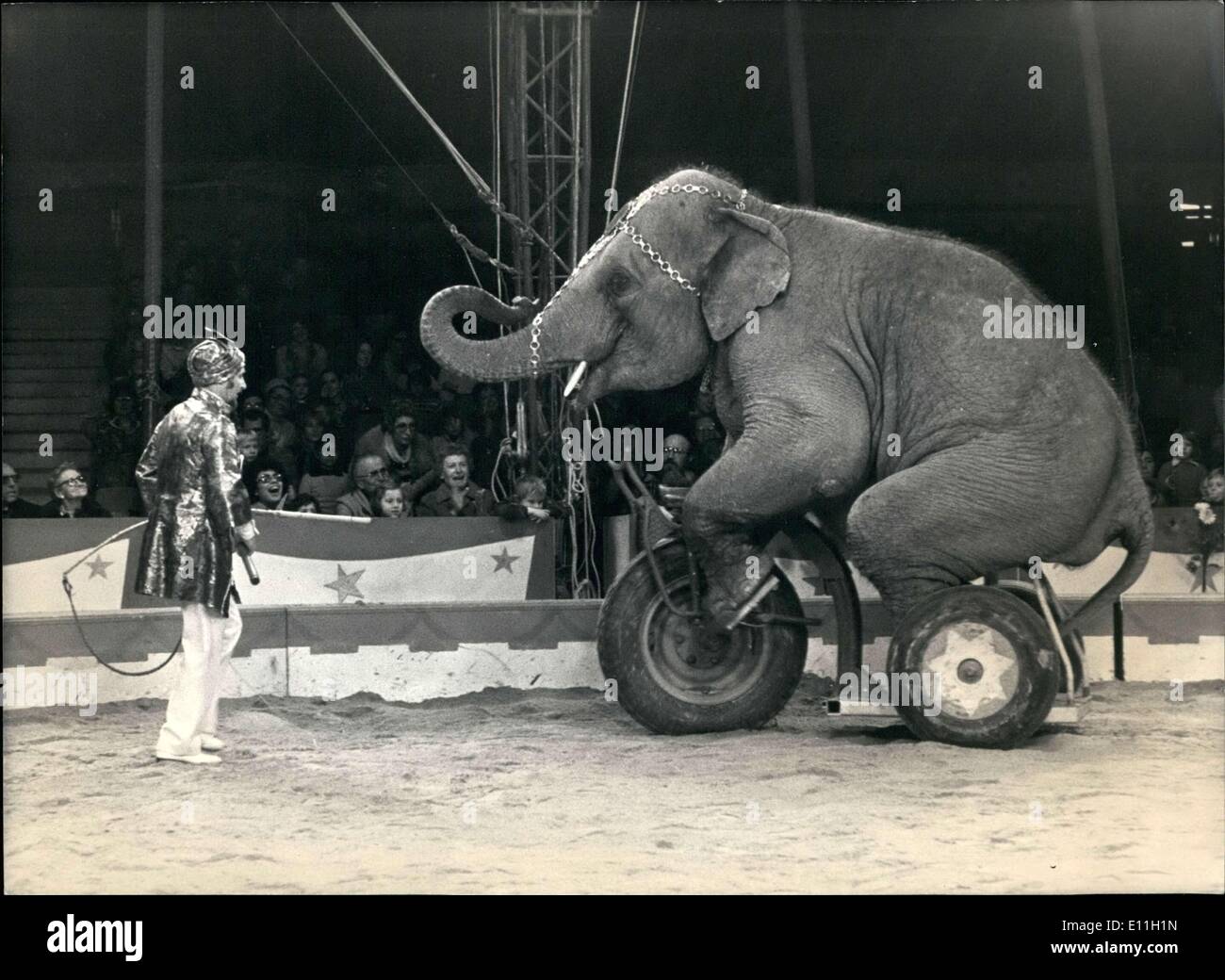 El 30 de diciembre, 1977 - Gerhard Quaiser con su triciclo montando  elefantes en París Fotografía de stock - Alamy