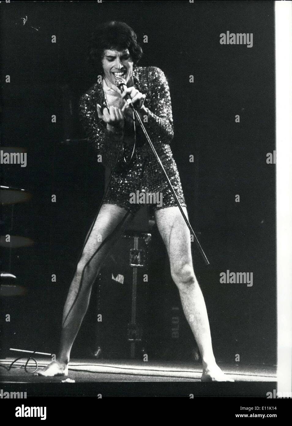 Queen on stage at wembley fotografías e imágenes de alta resolución - Alamy
