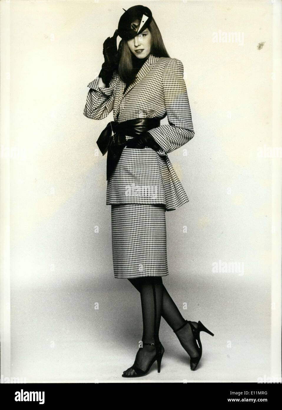 Febrero 22, 1979 - Aquí está en blanco y negro a medida hound's Tooth Blusa y falda de Christian Dior. P Foto de stock
