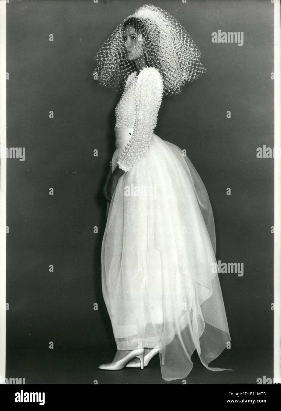 Vestido de novia de organza fotografías e imágenes de alta resolución -  Alamy